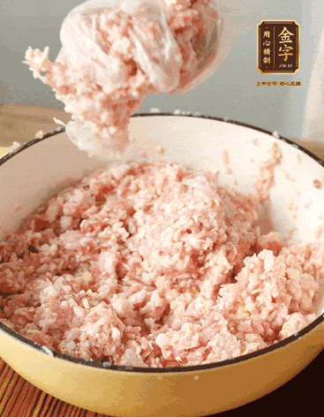 肉丁、咸肉丁、一丟丟鹽、料酒拌勻，反復(fù)摔打上勁。接著加入1兩蔥姜水，反復(fù)拌勻摔打上勁。前后共加3遍。3遍后筍丁，接著反復(fù)摔打上勁。最后加入1個蛋清、3茶匙生粉拌勻摔打上勁