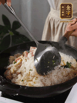 米飯煮熟后，拌入薺菜