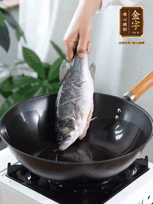 熱油，加1大勺豬油、姜片，再下鱸魚，煎至定型后翻面。（加點(diǎn)豬油，燉出的魚湯更容易變?yōu)榍逅哪贪咨?。?>
					</div>
					<span>步驟 3/6</span>
					<p>熱油，加1大勺豬油、姜片，再下鱸魚，煎至定型后翻面。（加點(diǎn)豬油，燉出的魚湯更容易變?yōu)榍逅哪贪咨?。?/p>
				</li><li>
					<div   id=