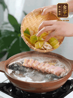 倒開水燉煮后轉(zhuǎn)移入砂鍋，淋料酒去腥、加少許鹽調(diào)味，再依次加咸肉、春筍燉煮15分鐘。