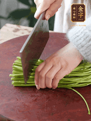 正嫩的藜蒿，掐頭去除根部，切小段