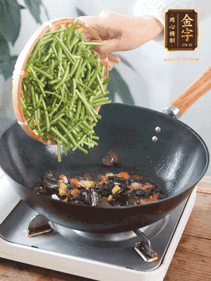 熱油煸香蒜末、姜粒、小米辣，再下臘肉煸炒出香味