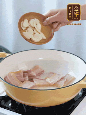 熱油下咸肉煸出香味，加蒜片、毛豆翻炒均勻