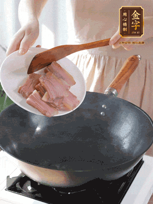 豬油熱鍋，下咸肉煸香，再下蔥姜提鮮