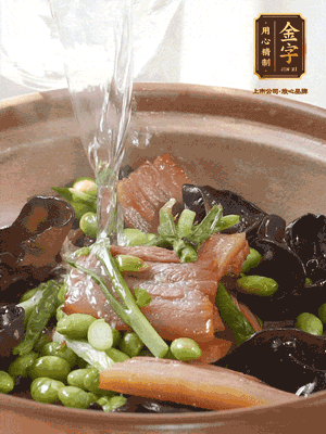 轉(zhuǎn)入砂鍋，加入開(kāi)水、百葉結(jié)燉煮10分鐘