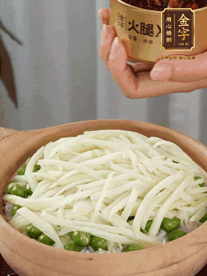 到水微干，放上豌豆、茭白絲。
