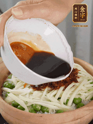 繼續(xù)小火燜3分鐘，淋上XO醬攪拌均勻。
