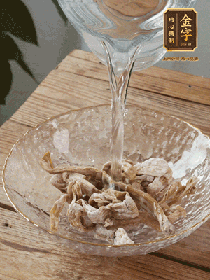 筍干提前泡發(fā)1晚切段，冬瓜去皮切塊。