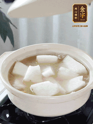 最后下冬瓜繼續(xù)燉煮10分鐘，撒上蔥花點(diǎn)綴。