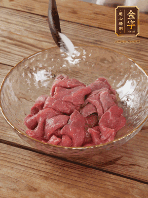 牛肉切丁，加黑胡椒海鹽、橄欖油腌10分鐘