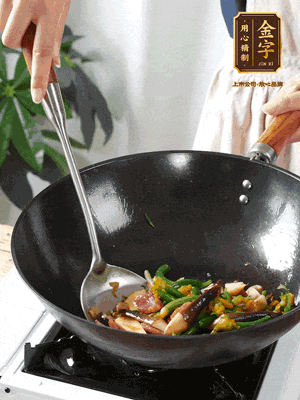 煸香蒜末，下香腸翻炒均勻，再依次下雞縱菌、黃瓜花