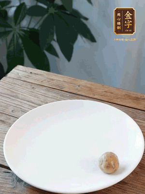 做水油皮、油酥 將油皮材料放入料盆中，加100ml水?dāng)嚢璩裳┗ㄆ瑺睢Ｔ诎赴迳戏磸?fù)揉搓成有一定筋度的光潔面團(tuán)，搓成14個(gè)團(tuán)子。
