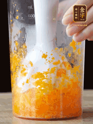 加玉米油、水怡、水揉搓成細(xì)膩的面團(tuán)。松弛半小時(shí)后，分成37g一個(gè)