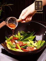 下蒜苗炒軟，沿鍋邊烹入一勺料酒，加醬油、蠔油、白糖調(diào)味炒勻