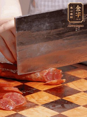 金字香腸煮熟，切片