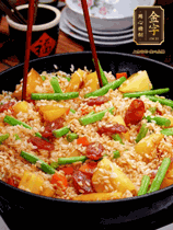 加水，沒(méi)過(guò)大部分食材。把瀝干水分的米飯均勻地鋪在上面，筷子戳幾個(gè)洞