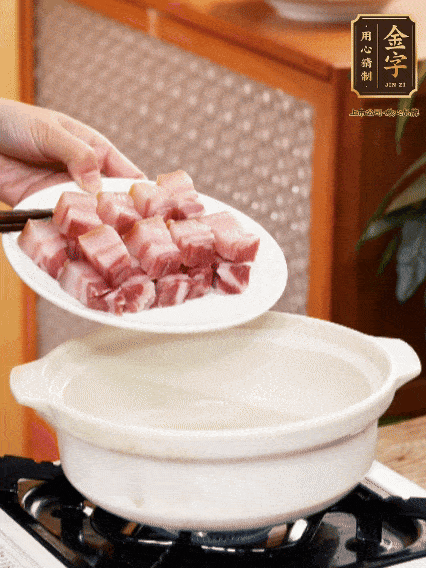 鍋內(nèi)倒油，下咸肉微微煸炒，再放排骨炒一下