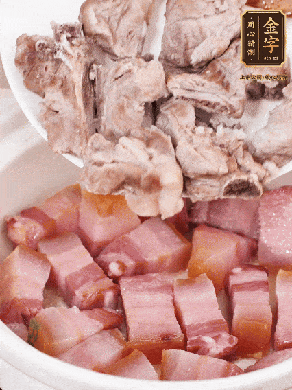 倒入開(kāi)水燉煮，大火燒開(kāi)后轉(zhuǎn)小火