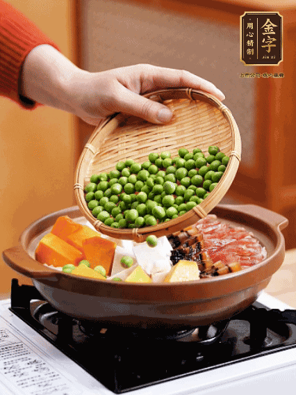 再鋪上臘腸、醬油肉、豌豆，小火煲6分鐘