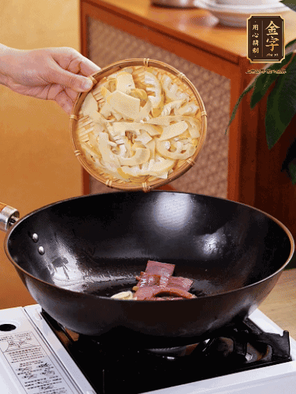 油熱，下蒜末、火腿煸炒出香味，再下筍片微微翻炒
