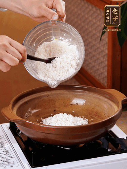 砂鍋中倒入煎羊肚菌的油，涂勻。加入提前浸泡過1小時(shí)的生米，再加入和生米齊平的水,,蓋蓋子，大火煮沸后轉(zhuǎn)小火煮至水分微干