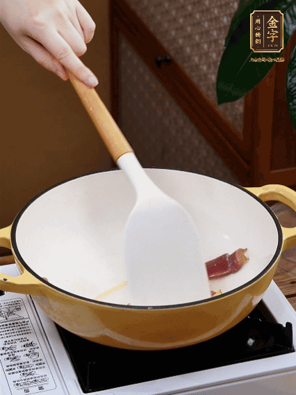 油熱，姜絲、火腿微微煸出香味
